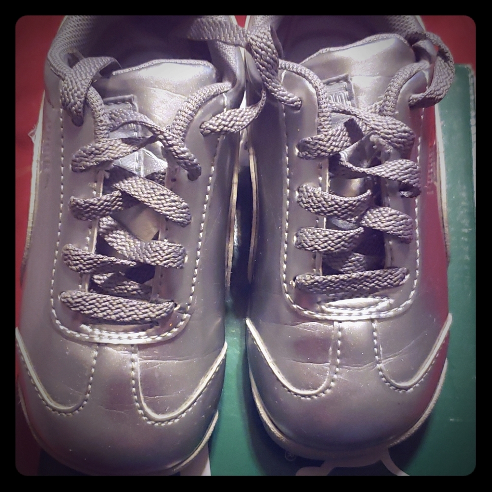 Boys Puma tennis shoes